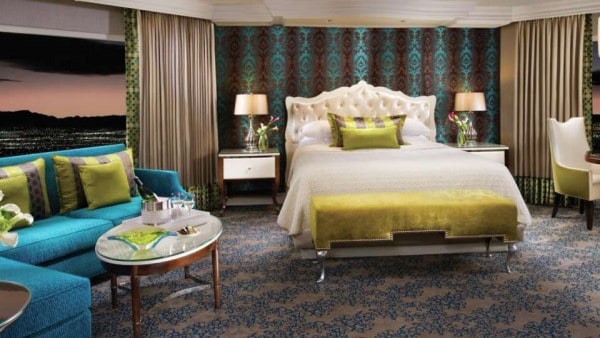 Bellagio-hotel-salone-suite-bed-tif-image-960-540-high