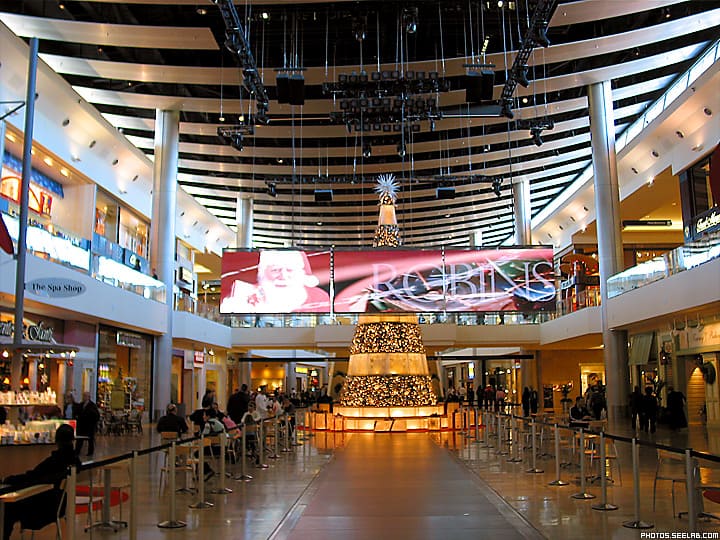 weihnachtsbaum-in-modeschau-mall