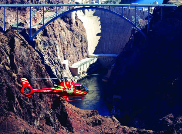 Hubschrauber am Hoover-Staudamm